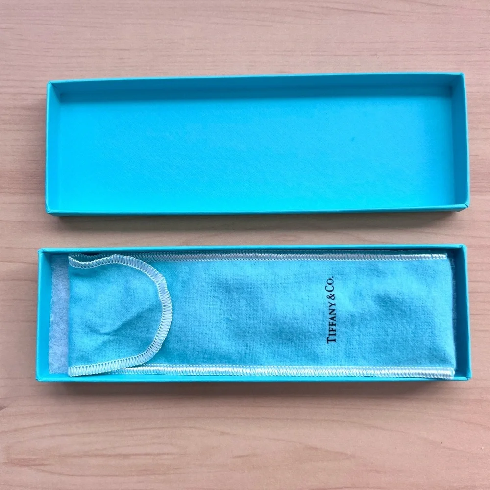 Tiffany & Co Baby Silver Spoon with Apple shape handle in original box and pouch - Picture 3 of 15